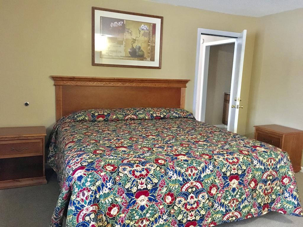 Sportsman Ladge - King Room with Kitchenette